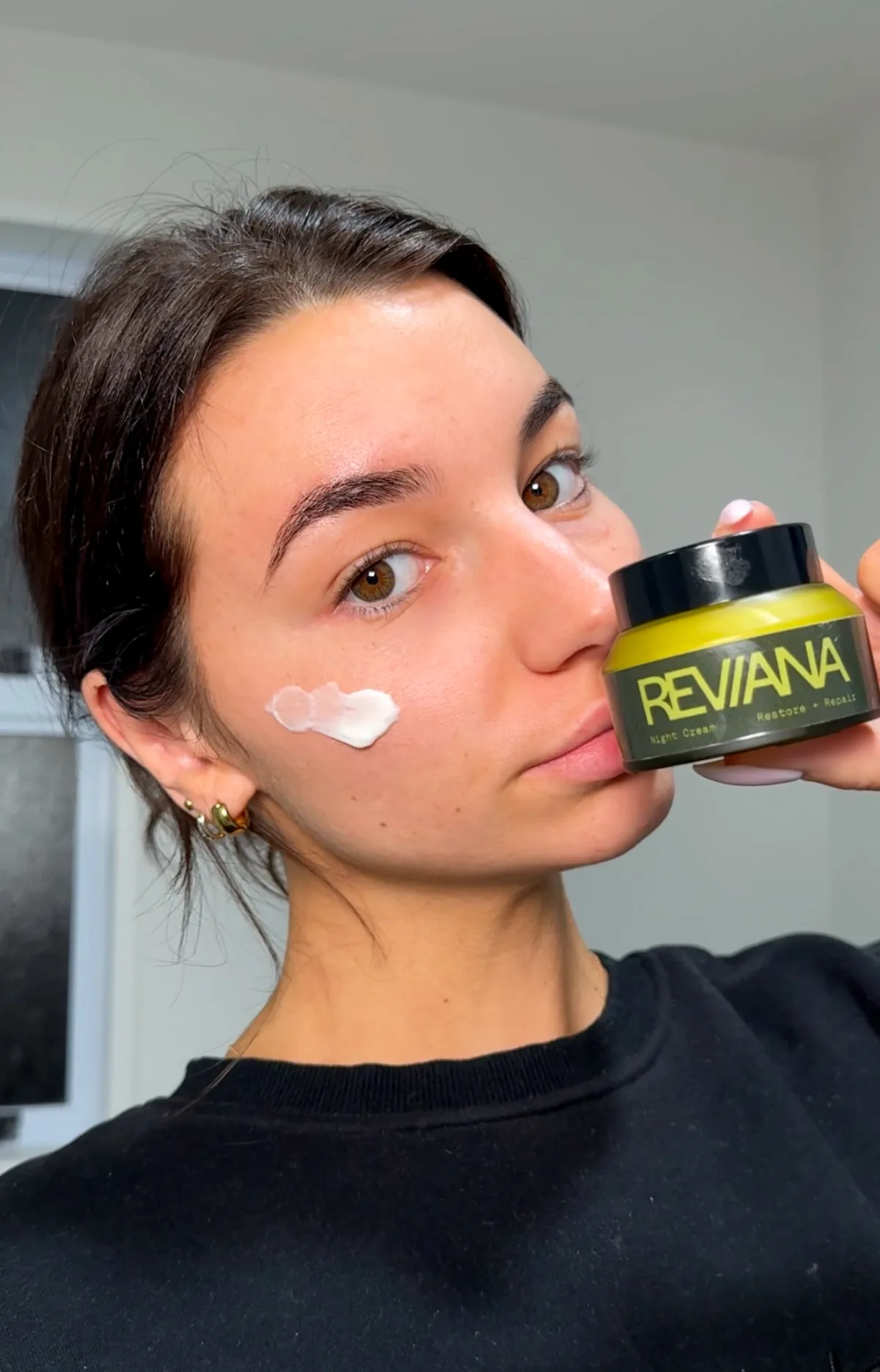 Reviana Night Cream applied